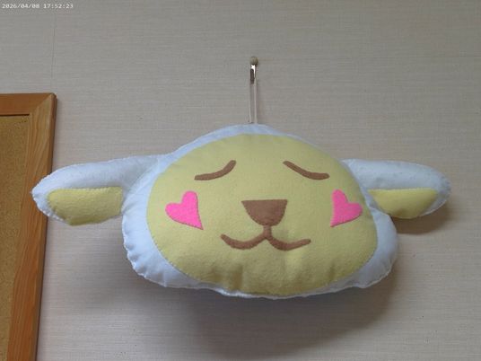 羊型クッションの壁飾り  