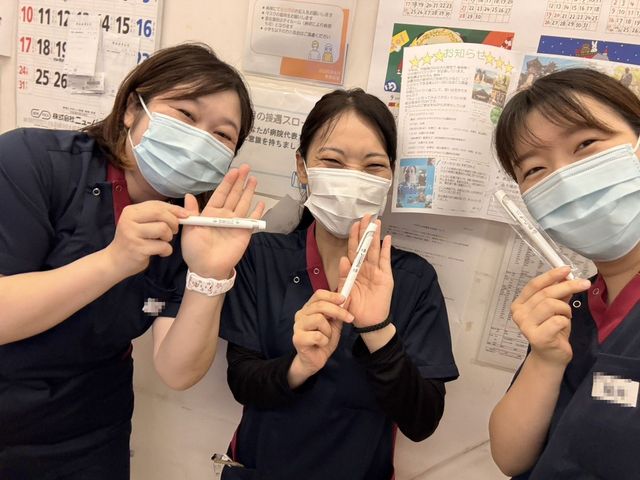笑顔のスタッフ3人 スタッフイメージ   マスク姿のスタッフ3人が、和やかに集まっています。連携の良さが伝わり、働く雰囲気をイメージしやすいです。