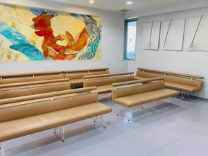 待合ベンチのある室内  