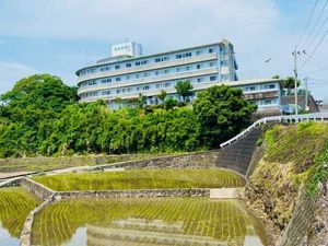 施設の外観と棚田  