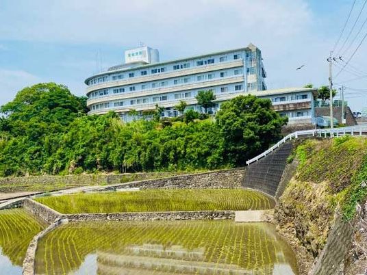 施設の外観と棚田  
