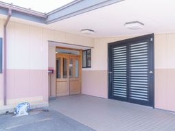 入口扉と外壁の明るい景色