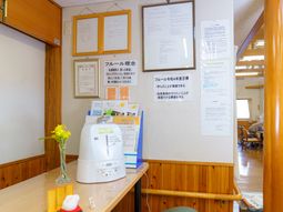 案内と掲示物の多い部屋