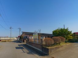 青空の下の閑静な建物