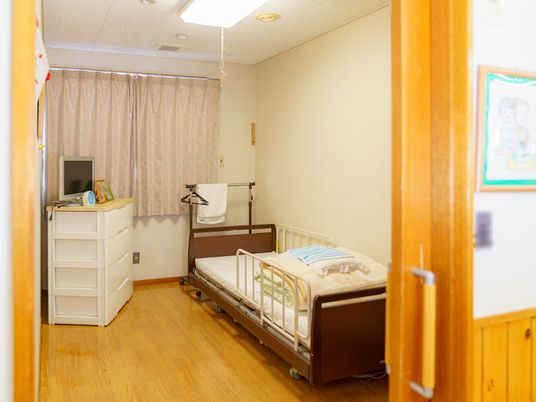 居室のベッドと家具