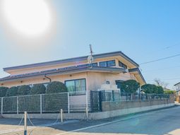 明るい一日の外観