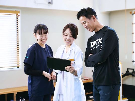 3人で端末確認する訓練室  