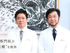 白衣のスタッフ2人  