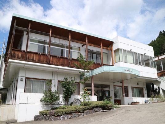 明るい外観の建物