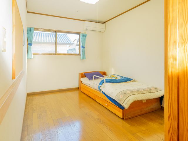 明るい個室の居室 居室 日当たりのよい広々とした個室です。自由にアレンジ可能な空間で、快適な生活を送ることができます。