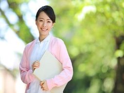 笑顔の女性スタッフ