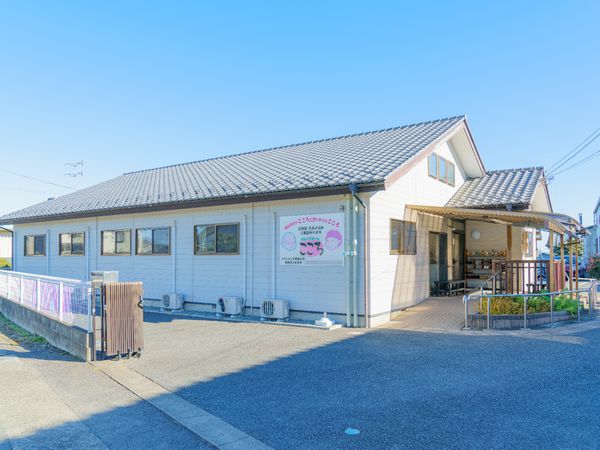 明るい外観の建物