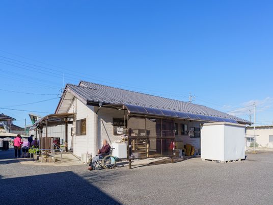 屋外の明るい建物
