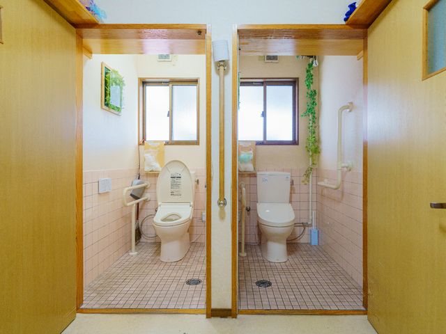 バリアフリートイレ設備 トイレ 安全で使いやすいトイレ空間が整っており、手すり付きで安心してご利用いただけます。サポートが必要な方も自立した日常生活を送れる設計になっています。