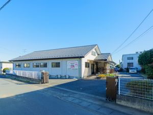 白壁の一階建て建物