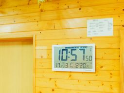 木製壁に時計のインテリア