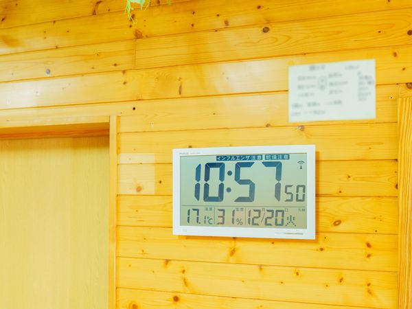 木製壁に時計のインテリア