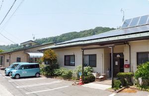 自然豊かな場所にある建物外観