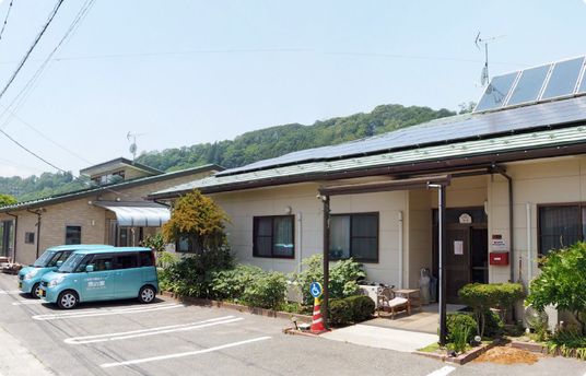 自然豊かな場所にある建物外観