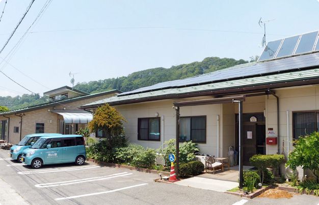 自然豊かな場所にある建物外観