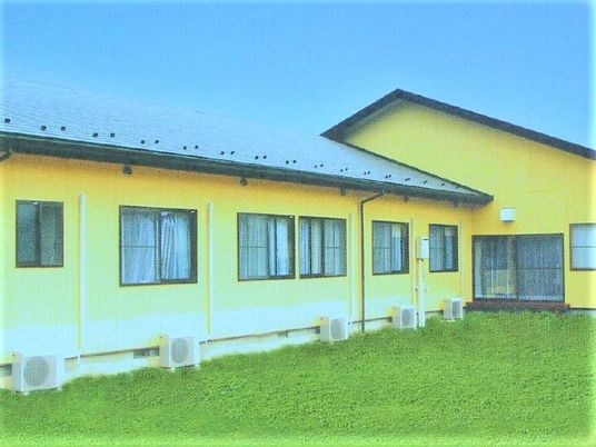 黄色い壁の快適な外観