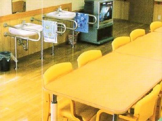 イスとテーブルの食堂