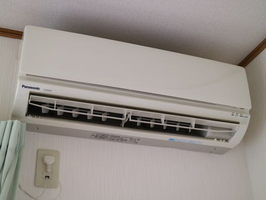 壁に取り付けられたエアコン