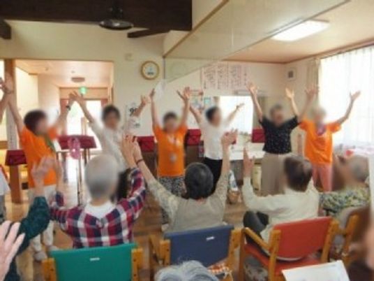 体操をする人々の様子