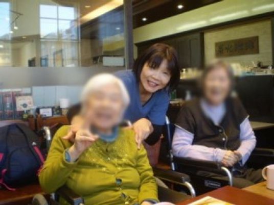 交流を楽しむ様子ロビー  