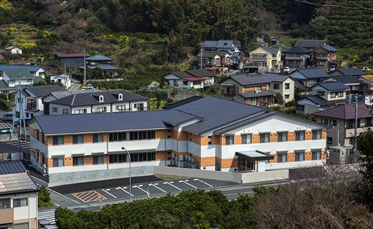 山間に位置する建物外観
