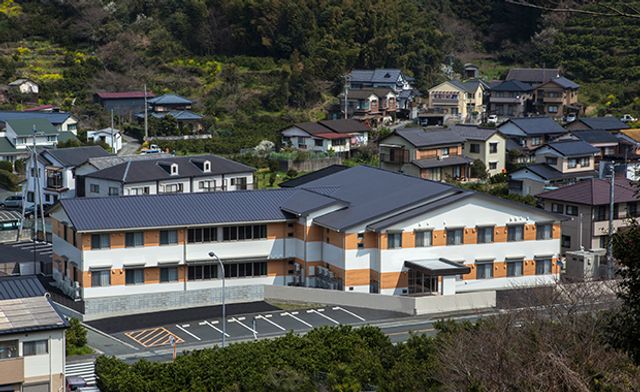 山間に位置する建物外観