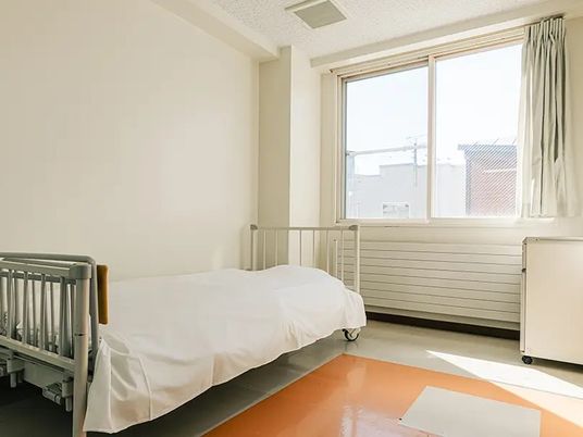 明るい居室のベッド  