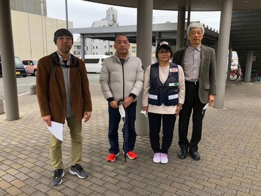 職員が並ぶエントランス  