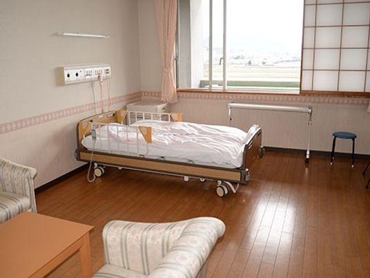 明るい居室のベッド  