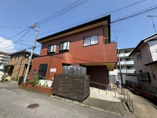 赤い壁の外観