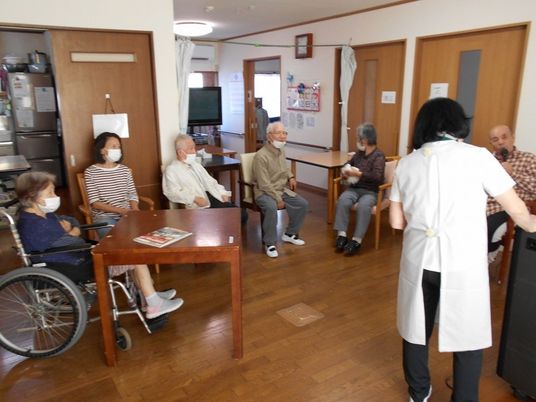 笑顔で体操する人々