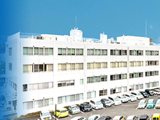 外観の建物と駐車場 外観   白い建物が青空の下に並び、正面には複数の駐車スペースが見えます。就業先の雰囲気を外から確認しやすい場所です。