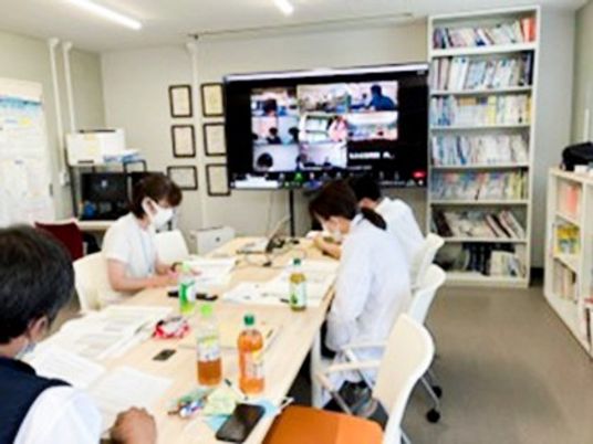 会議する職員の部屋  