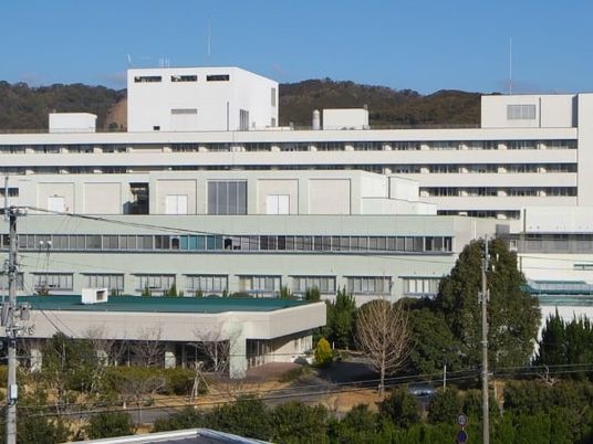 大きな建物の外観  