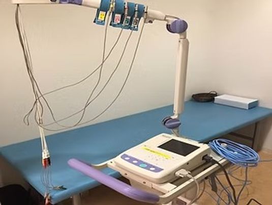 機器を置いた訓練用ベッド  