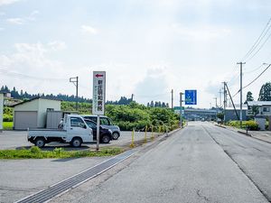 病院入口前の道路  