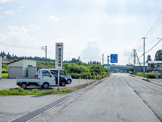 病院入口前の道路  