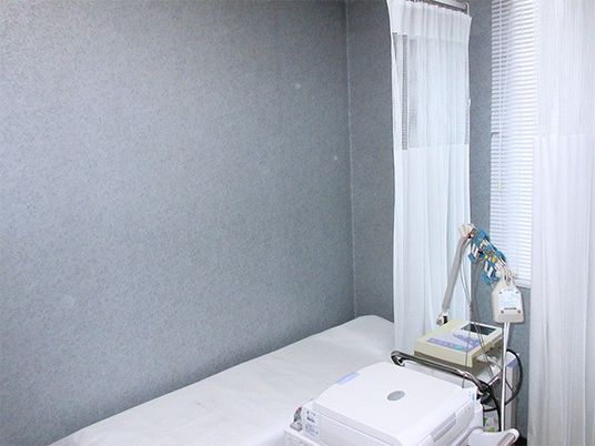 居室のベッドと機器  