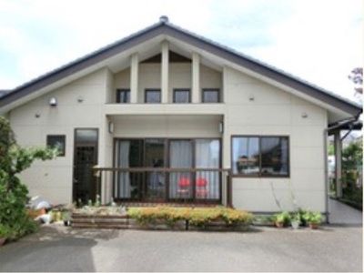 明るい外観の建物