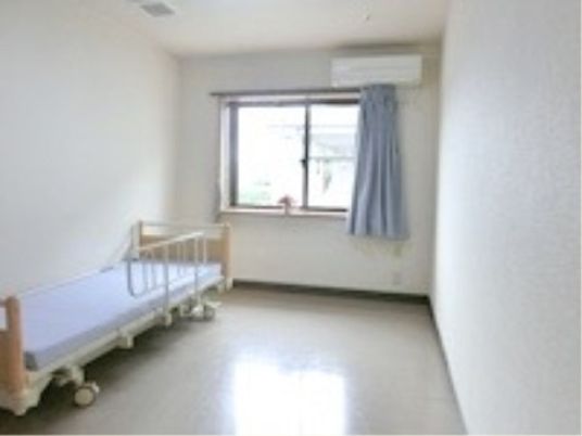 明るい単室の居室