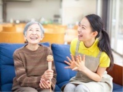 笑顔で会話するスタッフと高齢者