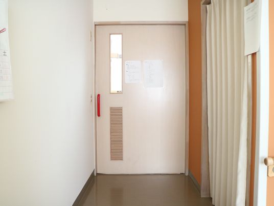 廊下の端にあるドア