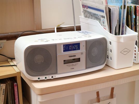 ラジオと本の棚