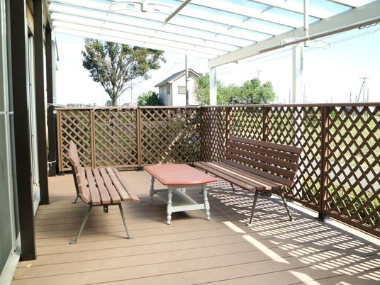 屋外の休憩スペース