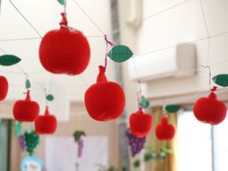 赤い飾り付けの多目的室